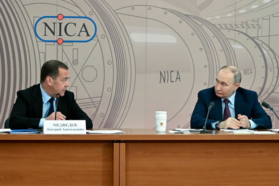 Dmitrij Medvedev (t.v.) og Vladimir Putin avbildet under et møte i Dubna, Russland, forrige uke. Russian President Vladimir Putin, right, and Russian Security Council Deputy Chairman and the head of the United Russia party Dmitry Medvedev talk to each other as they attend a meeting of the Council for Science and Education with Russian President Vladimir Putin at the Joint Institute for Nuclear Research in Dubna, 116 km (72,5 miles) north of Moscow, Russia, Thursday, June 13, 2024. (Alexey Maishev, Sputnik, Kremlin Pool Photo via AP)