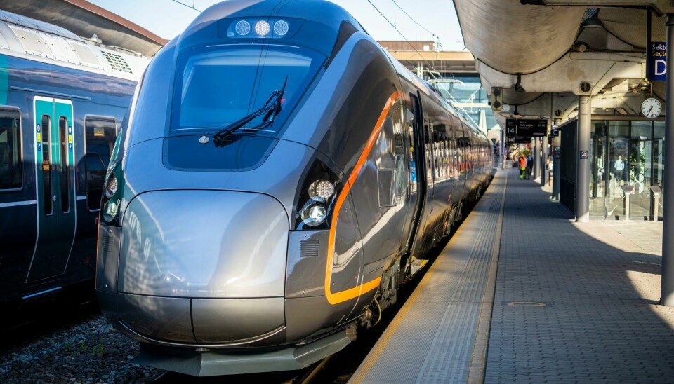 Flytoget stasjonert på Oslo s. Nå planlegges det at man skal kunne ta toget fra Oslo S til Kristiansand. Det nye flytoget fra den spanske tog-produsenten CAF hadde sin første avgang fra Oslo S klokken 7.50 torsdag 3. juni. I alt har Flytoget bestilt åtte slike togsett til 1,3 milliarder kroner fra den spanske produsenten CAF. Ingen av dem er i dag i bruk. Foto: Ole Berg-Rusten / NTB