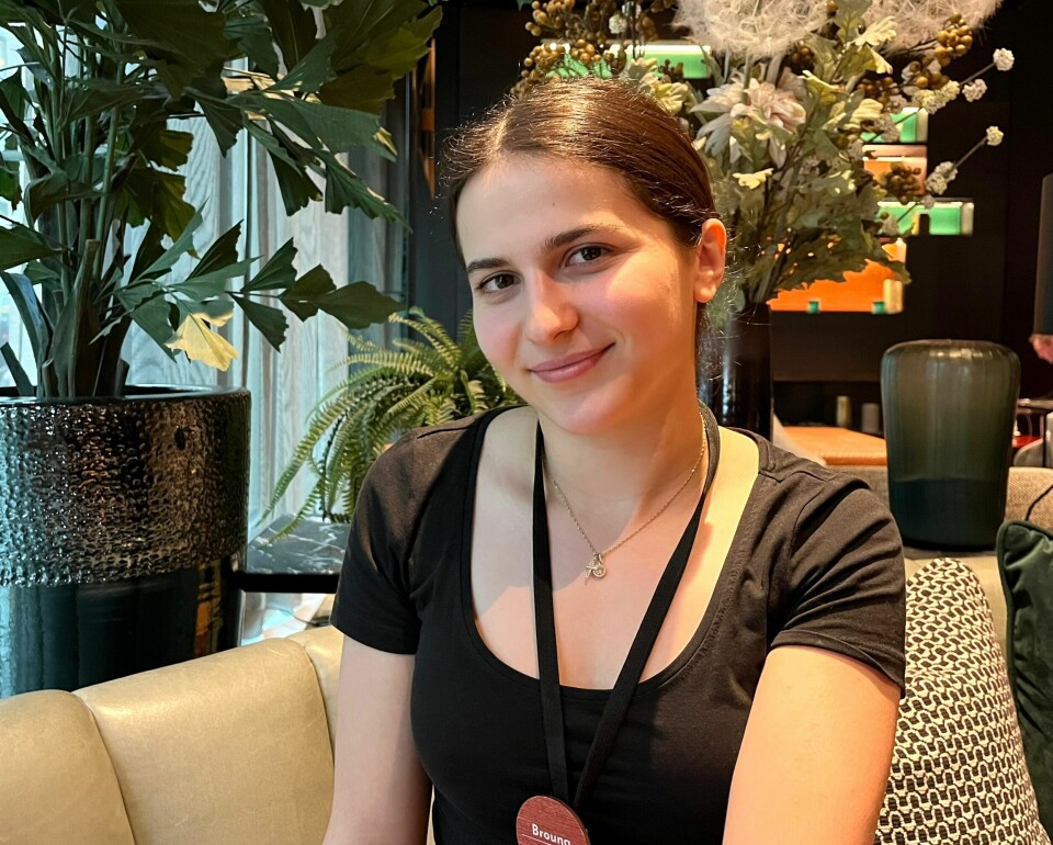 Brouna Tsala er storfornøyd med at arbeidsplassen har tatt henne så godt imot. Brouna Tsala er storfornøyd med at arbeidsplassen har tatt henne så godt imot.