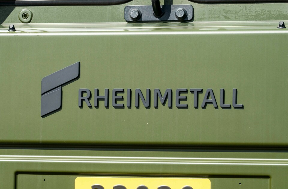 Rheinmetalls logo på en lastevogn på Sessvollmoen. Selskapet har fått en kjempeordre på artillerigranater fra tyske myndigheter. Den tyske kjøretøys- og våpenprodusenten Rheinmetalls verdi har styrket seg så mye at selskapet nå blir del av DAX-indeksen på Frankfurt-børsen. Foto: Gorm Kallestad / NTB