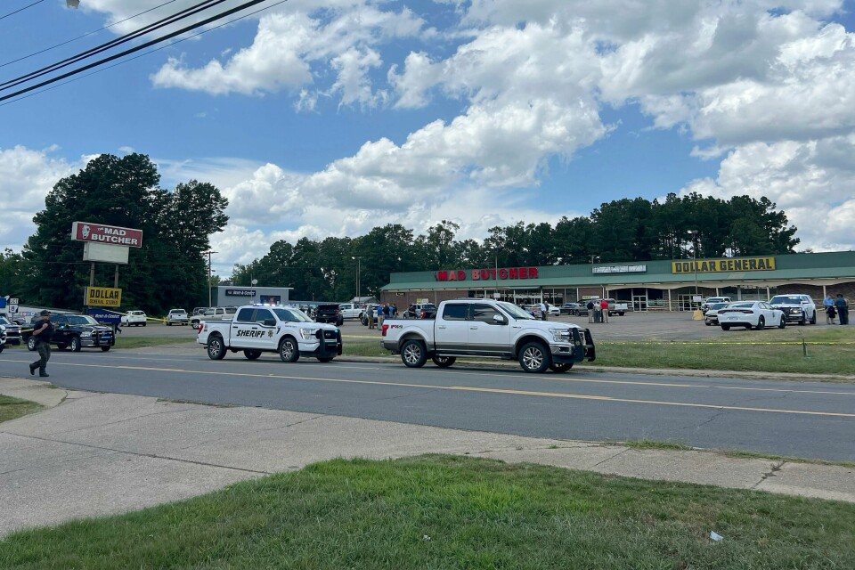 Tre personer ble drept og ti såret da en person begynte på skyte på et supermarked i den amerikanske delstaten Arkansas fredag, opplyser politiet. Tre personer ble drept og ti såret da en person begynte på skyte på et supermarked i den amerikanske delstaten Arkansas fredag, opplyser politiet.