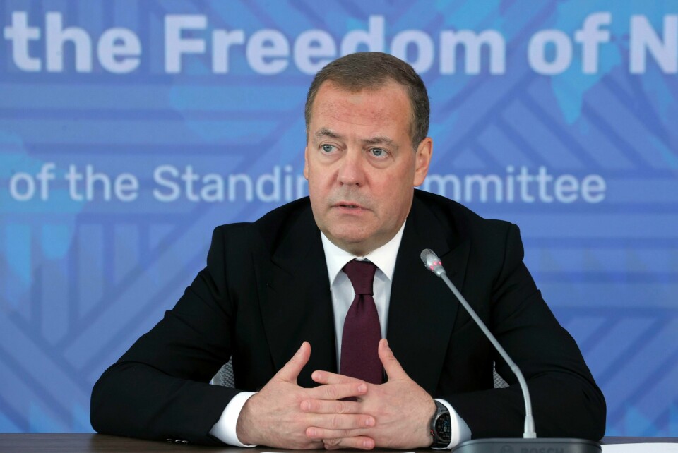 Dmitrij Medvedev fyrer stadig løs mot Vesten.