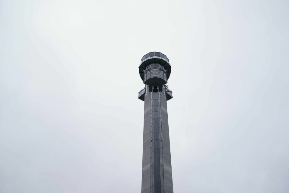 Flytårnet er viktig for passasjerenes sikkerhet, men nå kan en budsjettsprekk gi dyrere flybilletter. Flytårnet er viktig for passasjerenes sikkerhet, men nå kan en budsjettsprekk gi dyrere flybilletter. Foto: Fredrik Varfjell / NTB