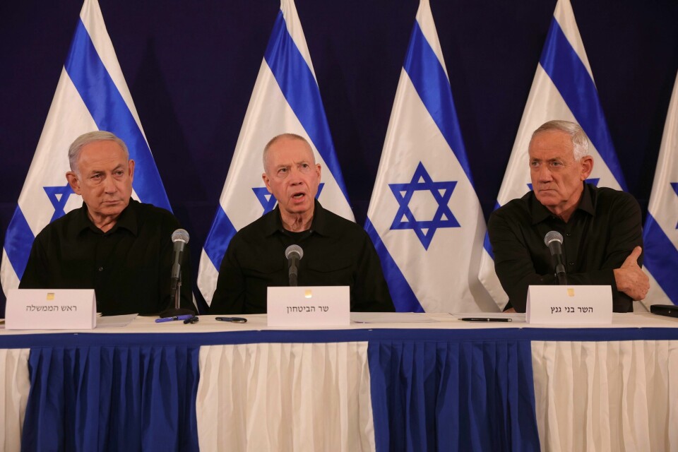 Statsminister Benjamin Netanyahu (t.v.) fastholder at USA holder tilbake lovet våpenstøtte til Israel, men sier at striden snart vil bli løst. Søndag satte forsvarsminister Yoav Gallant (i midten) seg på flyet til Washington. Tidligere forsvarssjef Benny Gantz (t.h.) trakk seg nylig fra Netanyahus krigskabinett. Statsminister Benjamin Netanyahu (t.v.) fastholder at USA holder tilbake lovet våpenstøtte til Israel, men sier at striden snart vil bli løst. Søndag satte forsvarsminister Yoav Gallant (i midten) seg på flyet til Washington. Tidligere forsvarssjef Benny Gantz (t.h.) trakk seg nylig fra Netanyahus krigskabinett. Foto: AP / NTB