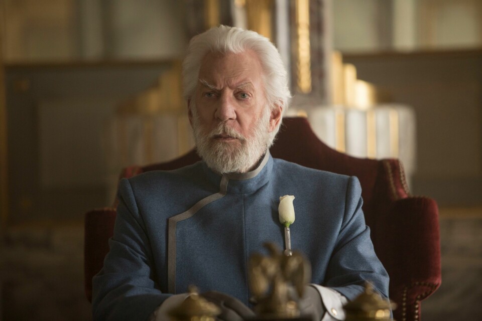 Hollywood-legenden Donald Sutherland er død, melder Deadline. Her fra Hunger Games-serien hvor han spilte antagonist President Snow. Hollywood-legenden Donald Sutherland spilte president Coriolanus i første runde av «The Hunger Games». Foto: Nordisk Film Distribusjon / Handout