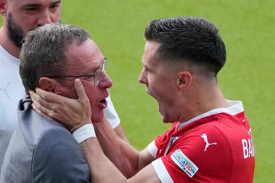 Christoph Baumgartner feirer med trener Ralf Rangnick. Christoph Baumgartner feirer med trener Ralf Rangnick. Foto: Petr Josek / AP / NTB