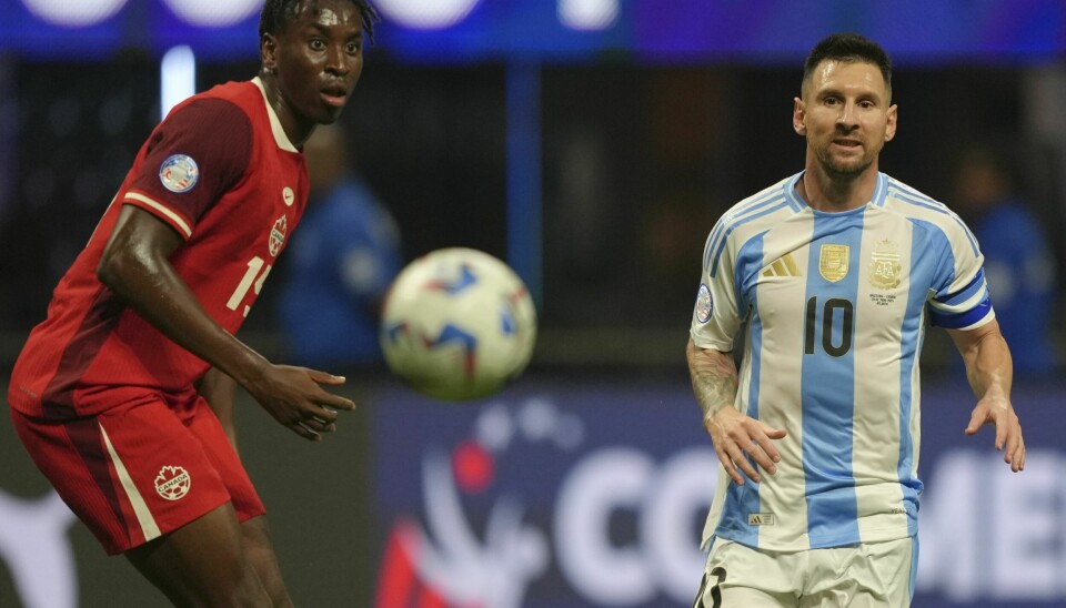 Argentinas Lionel Messi og Canadas Moïse Bombito var i flere dueller. Argentinas Lionel Messi og Canadas Moïse Bombito var i flere dueller. Foto: Jason Allen / AP / NTB