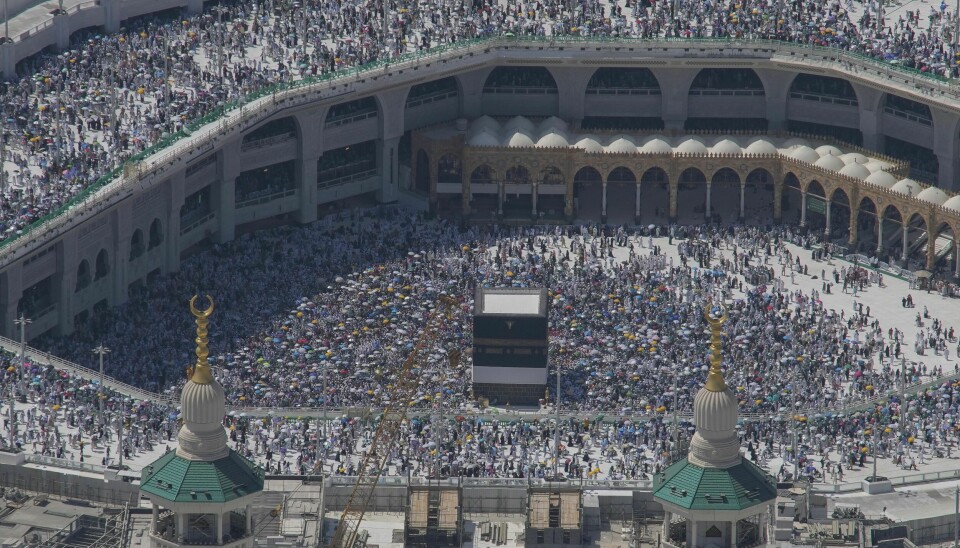 Muslimske pilegrimer går rundt Kaba i Mekka, det helligste stedet i islam. Pilegrimsreise, eller hajj, er en av de fem søylene i islam. Mandag ble det registrert 51,8 grader i byen, og det har ført til over 1000 dødsfall. Over halvparten av de omkomne er egyptere. Muslimske pilegrimer går rundt Kaba i Mekka, det helligste stedet i islam. Pilegrimsreise, eller hajj, er en av de fem søylene i islam. Mandag ble det registrert 51,8 grader i byen, og det har ført til over 1000 dødsfall. Over halvparten av de omkomne er egyptere. Foto: Rafiq Maqbool / AP / NTB