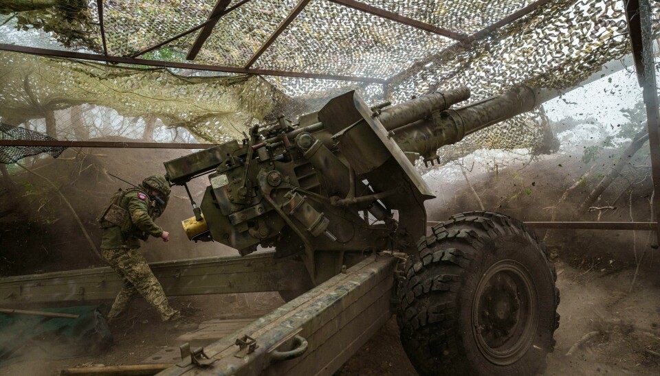 En ukrainsk soldat skyter mot russiske stillinger ved fronten utenfor Tsjasiv Jar i Donetsk-regionen øst i landet. Bildet er tatt 15. mai. En ukrainsk soldat skyter mot russiske stillinger ved fronten utenfor Tsjasiv Jar i Donetsk-regionen øst i landet. Bildet er tatt 15. mai. Foto: Evgeniy Maloletka / AP / NTB