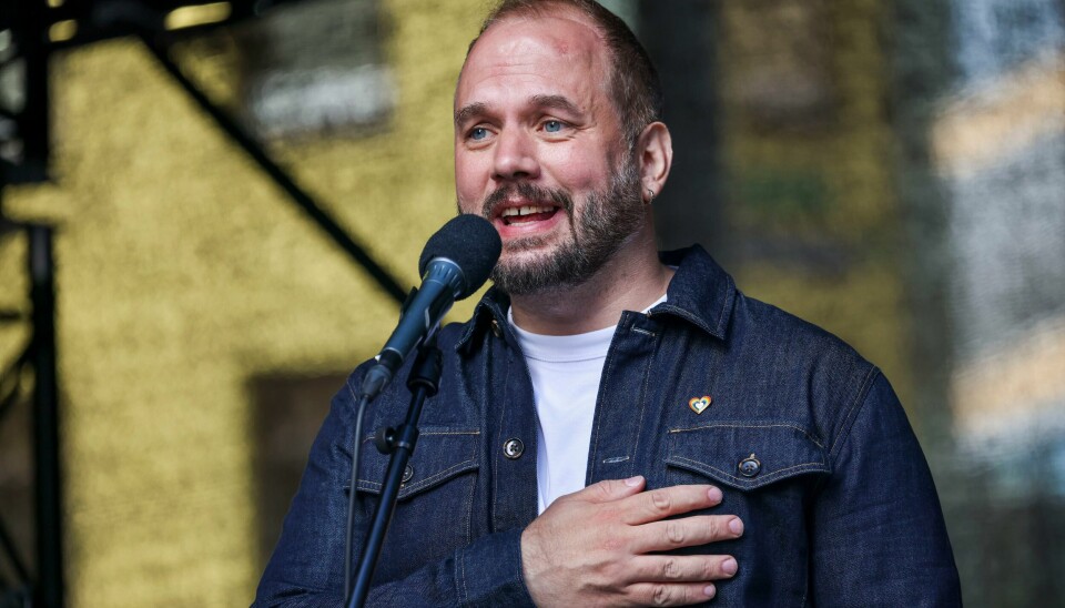 Espen Aleksander Evjenth som er leder for Støttegruppa 25. juni under minnemarkeringen for terrorangrepet 25. juni 2022 i Oslo tirsdag. Evjenth heldt appell under minnemarkeringa for terrorangrepet 25. juni 2022 i Oslo tysdag. Foto: Geir Olsen / NTB / NPK
