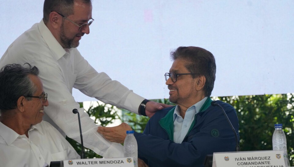 Venezuelas utenriksminister Yvan Gil tar Ivan Marquez i hånden i forkant av fredssamtalene mellom Colombias regjering og geriljagruppen Segunda Marquetalia. Sistnevnte er leder for geriljagruppen. Venezuelas utenriksminister Yvan Gil tar Ivan Marquez i hånden i forkant av fredssamtalene mellom Colombias regjering og geriljagruppen Segunda Marquetalia. Sistnevnte er leder for geriljagruppen. Foto: Ariana Cubillos / AP / NTB