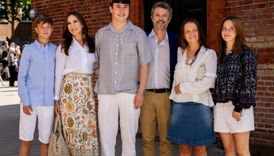 Hele familien var samlet for å markere at Danmarks kronprins Christian har levert siste eksamen på videregående skole. Fra venstre: prins Vincent, dronning Mary, kronprins Christian, kong Frederik, prinsesse Josephine og prinsesse Isabell. Hele familien var samlet for å markere at Danmarks kronprins Christian har levert siste eksamen på videregående skole. Fra venstre: prins Vincent, dronning Mary, kronprins Christian, kong Frederik, prinsesse Josephine og prinsesse Isabell. Foto: Ida Marie Odgaard / Ritzau / AP / NTB