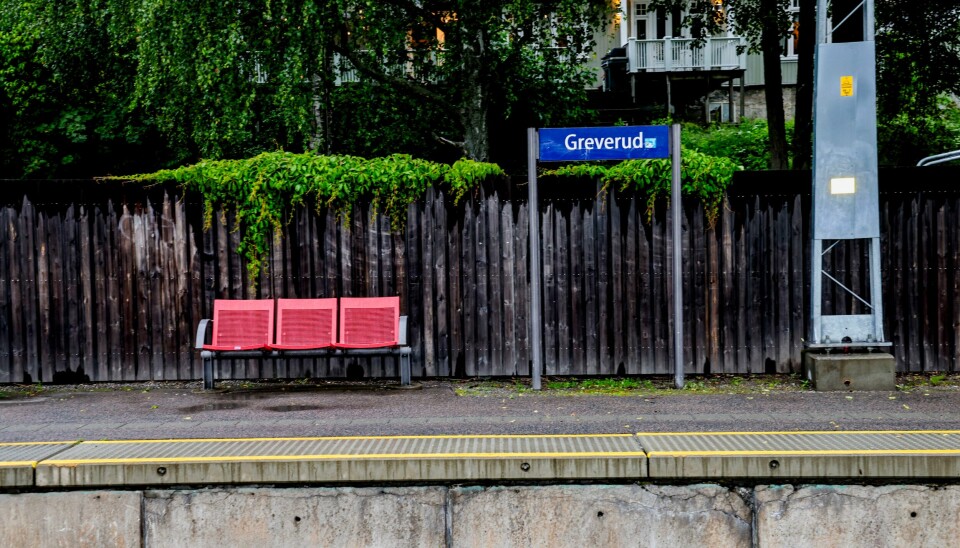 Seks unge gutter skal ha ranet en person på et tog østgående ut av Oslo, guttene skal ha gått av toget på Greverud stasjon og politiet søker etter gjerningspersonene. Seks unge gutter skal ha ranet en ung gutt på et tog mellom Oslo og Ski. Guttene skal ha gått av toget på Greverud stasjon. Foto: Geir Olsen / NTB