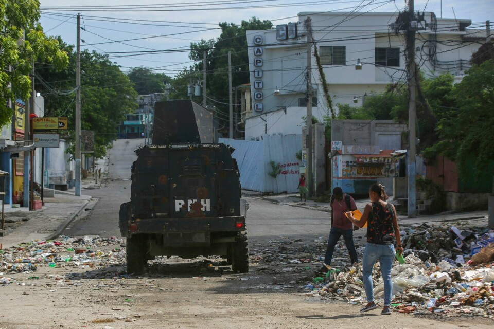 Port-au-Prince er en hovedstad i krig – mellom ulike gjenger og myndighetene. Nå skal en internasjonal politistyrke prøve å rydde opp. Bildet viser en væpnet politibil som patruljerer gatene i Port-au-Prince, og ble tatt 24 juni. Foto: Odelyn Joseph / AP / NTB