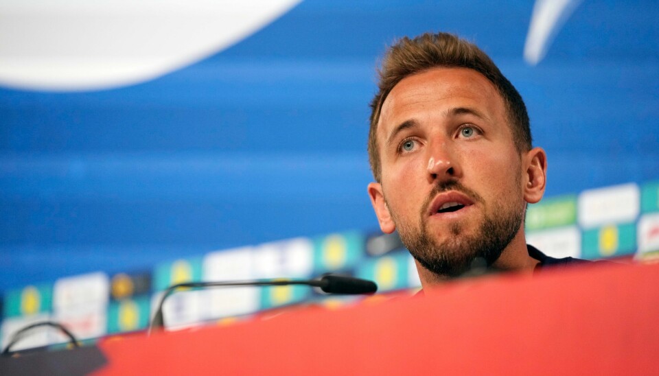 Harry Kane møtte pressen søndag. Harry Kane møtte pressen søndag. Foto: Thanassis Stavrakis / AP / NTB