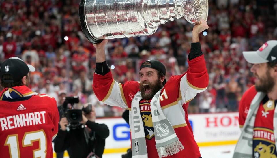 Aaron Ekblad løfter Stanley Cup-trofeet. Aaron Ekblad løfter Stanley Cup-trofeet. Foto: Wilfredo Lee / AP / NTB