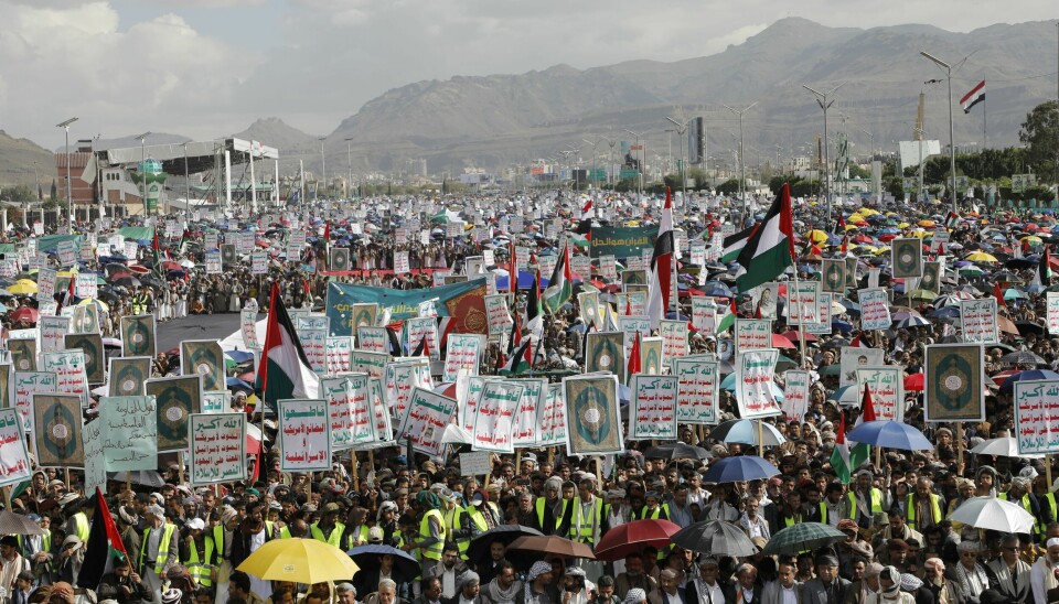 Houthi-supportere under en tidligere USA-demonstrasjon i mai. 2 millioner mennesker deltok fredag i en støttedemonstrasjon for palestinerne i Sana, hevder houthiene som har makten i Jemens hovedstad. Foto: AP / NTB