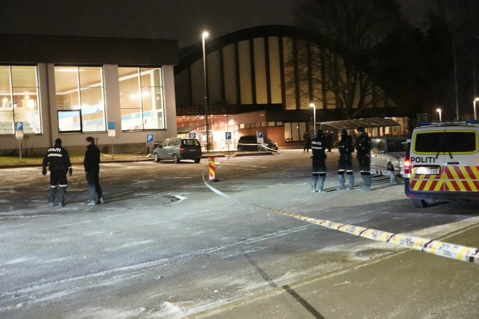 I november i fjor ble en svensk statsborger i 30-årene skutt ved Mossehallen. Fem personer er siktet i saken, og en sjette er nå internasjonalt etterlyst. I november i fjor ble en svensk statsborger i 30-årene skutt ved Mossehallen. Fem personer er siktet i saken, og en sjette er nå internasjonalt etterlyst.
