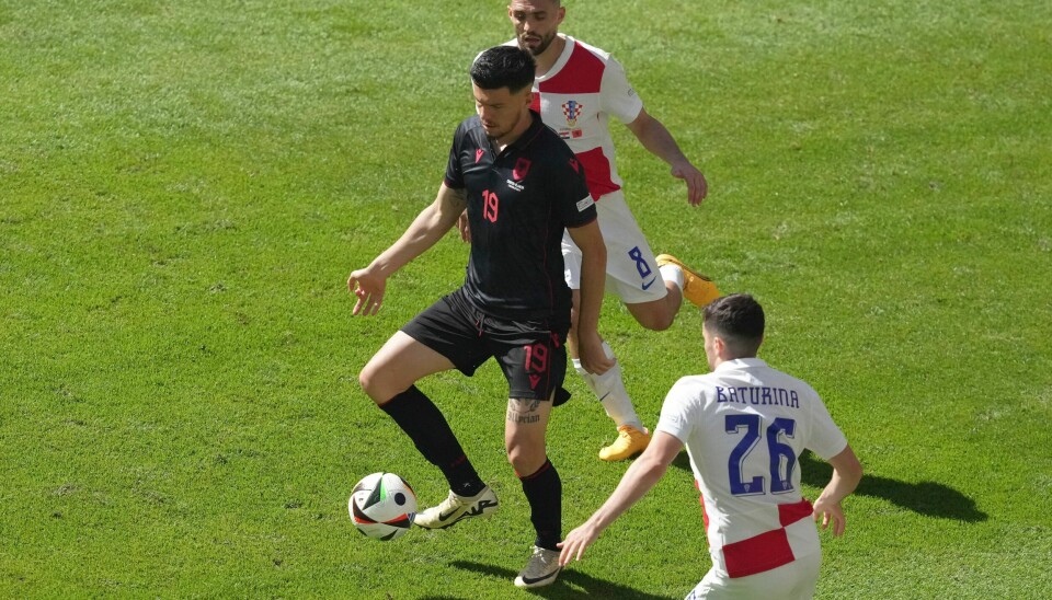 Mirlind Daku i duell med Mateo Kovacic og Martin Baturina fra Kroatia. Mirlind Daku i duell med Mateo Kovacic og Martin Baturina fra Kroatia. Foto: Sunday Alamba / AP / NTB