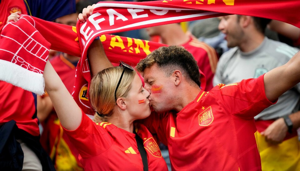 Spanske fans er fornøyd med at laget deres er gruppevinner før siste kam mandag kveld. Spanske fans er fornøyd med at laget deres er gruppevinner før siste kam mandag kveld.
