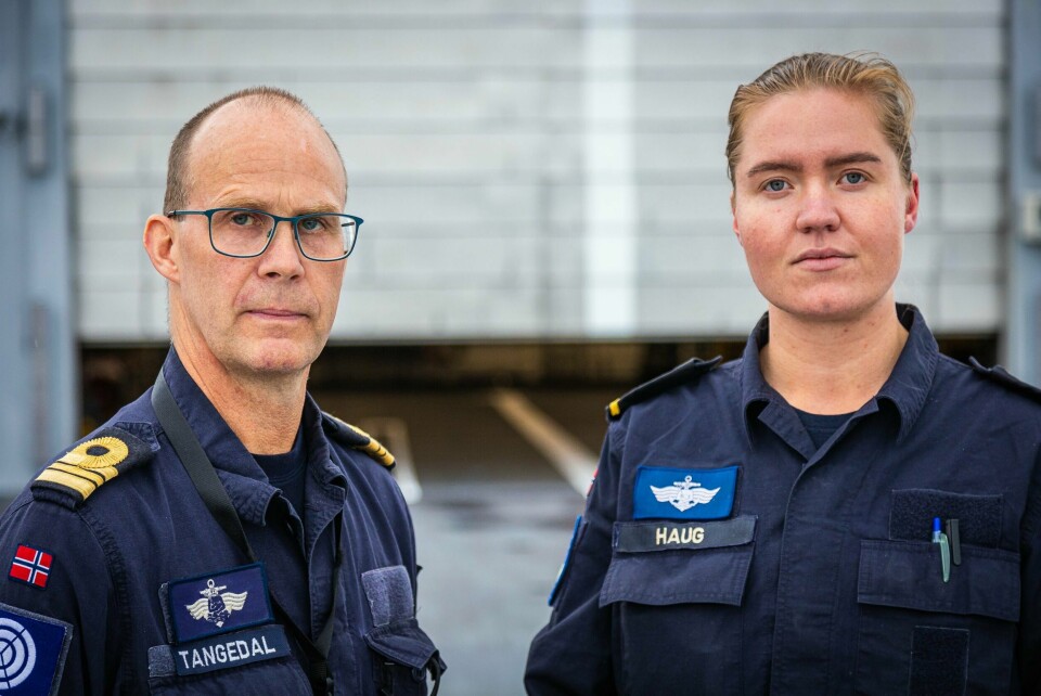 Ansatte i Kystvakten er bekymret for rekrutteringen. De mener pensjons- og lønnsvilkårene ikke er konkurransedyktige og melder at det går ut over stemningen på jobb. Torgeir Tangedal, tillitsvalgt for Befalets fellesorganisasjon i Kystvakten, og Hanne Haug, logistikk- og materialbefal på KV Svalbard. Ansatte i Kystvakten er bekymret for rekrutteringen. De mener pensjons- og lønnsvilkårene ikke er konkurransedyktige og melder at det går ut over stemningen på jobb. Torgeir Tangedal, tillitsvalgt for Befalets fellesorganisasjon i Kystvakten, og Hanne Haug, logistikk- og materialbefal på KV Svalbard. Foto: Jan Langhaug / NTB
