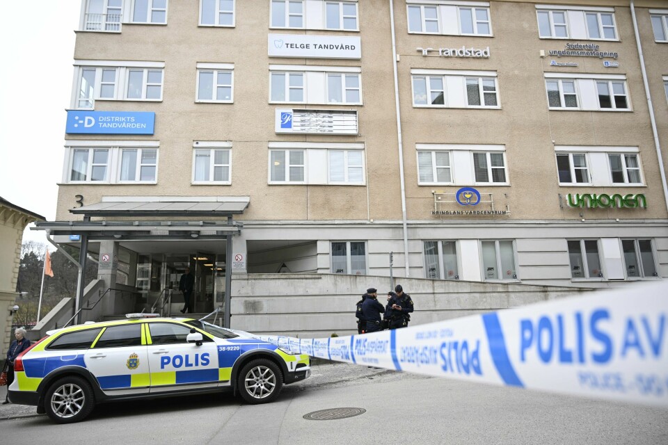 Bildet er tatt i Södertälje utenfor Stockholm i Sverige i april. Denne byen er en av de som opplever mest kriminalitet, også blant barn og unge. Svensk politi jakter på to maskerte personer og en drapsdømt 17-åring som ble frigjort på vei til en helseundersøkelse i Södertälje torsdag formiddag.Foto: Henrik Montgomery/TT / NTB