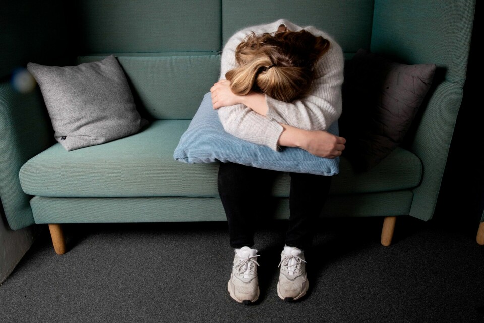 Stadig flere barn og unge kontakter Røde Kors angående psykisk helse. Illustrasjonsfoto av unge personer som 'sliter psykisk'. Stadig flere barn og unge kontakter Røde Kors angående psykisk helse.