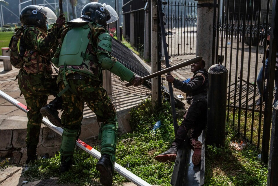 Kenyansk politi slår en demonstrant inne på nasjonalforsamlingens område tirsdag. Kenyansk politi slår en demonstrant inne på nasjonalforsamlingens område tirsdag. Foto: Samson Otieno / AP / NTB