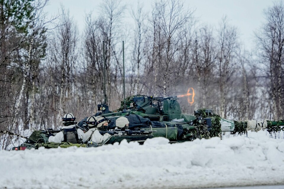 Sjefen for Finnmark landforsvar mener det er på tide å revurdere de norske, selvpålagte militære restriksjonene i Finnmark. Bildet er fra Cold Response-øvelsen i Kautokeino tidligere i år. Sjefen for Finnmark landforsvar mener det er på tide å revurdere de norske, selvpålagte militære restriksjonene i Finnmark. Bildet er fra Cold Response-øvelsen i Kautokeino tidligere i år. Foto: Heiko Junge / NTB