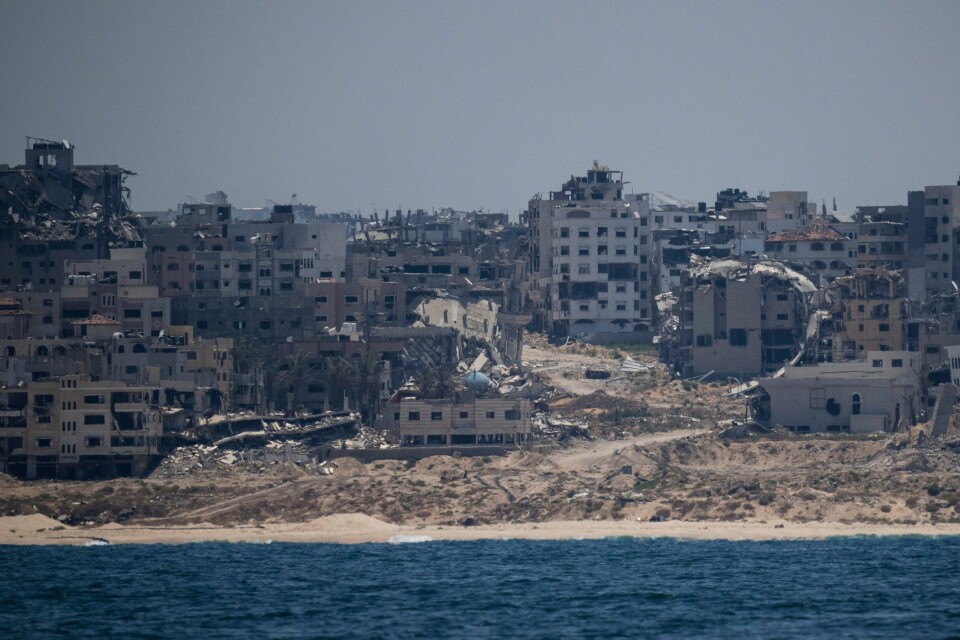 Ruinene på kysten av Gaza fotografert fra Middelhavet tirsdag. Ruinene på kysten av Gaza fotografert fra Middelhavet tirsdag. Foto: Leo Correa / AP / NTB