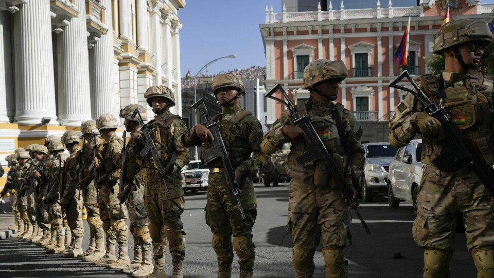 Under ledelse av general Juan Jose Zuniga troppet soldater opp utenfor regjeringspalasset i La Paz. Under ledelse av general Juan Jose Zuniga troppet soldater opp utenfor regjeringspalasset i La Paz.