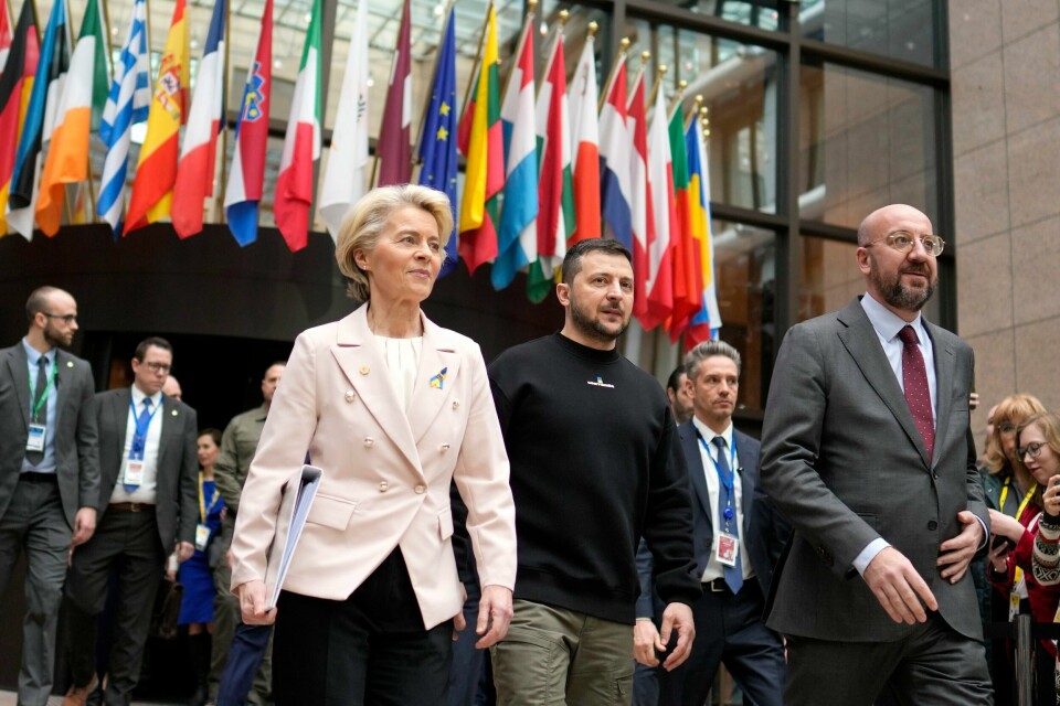 Ukrainas president Volodymyr Zelenskyj er igjen ventet på et EU-toppmøte. Her sammen med EU-kommisjonens president Ursula von der Leyen og EU-president Charles Michel i mars 2023. EU-kommisjonens president Ursula von der Leyen, Ukrainas president Volodymyr Zelenskyj and EU-president Charles Michel fotografert på EU-toppmøtet i Brussel i februar i fjor. Foto: Virginia Mayo / AP / NTB