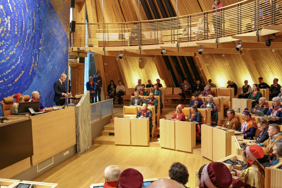Sametinget. Her fra statsminister-besøk tidligere i juni. Statsminister Jonas Gahr Støre på talerstolen i Sametinget i mars.Foto: Jan Langhaug / NTB
