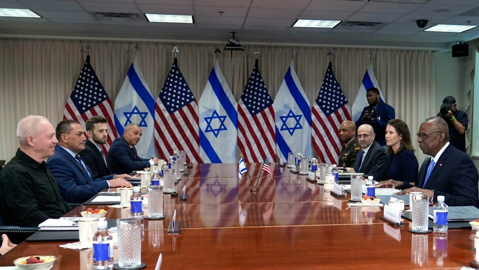 Israels forsvarsminister Yoav Gallant (ytterst til venstre) i samtale med USAs forsvarsminister Lloyd Austin (ytterst til høyre). Gallant melder om framgang i samtaler med USA om nye våpenforsyninger. Israels forsvarsminister Yoav Gallant (ytterst til venstre) i samtale med USAs forsvarsminister Lloyd Austin (ytterst til høyre). Gallant melder om framgang i samtaler med USA om nye våpenforsyninger. Foto: Susan Walsh / AP / NTB