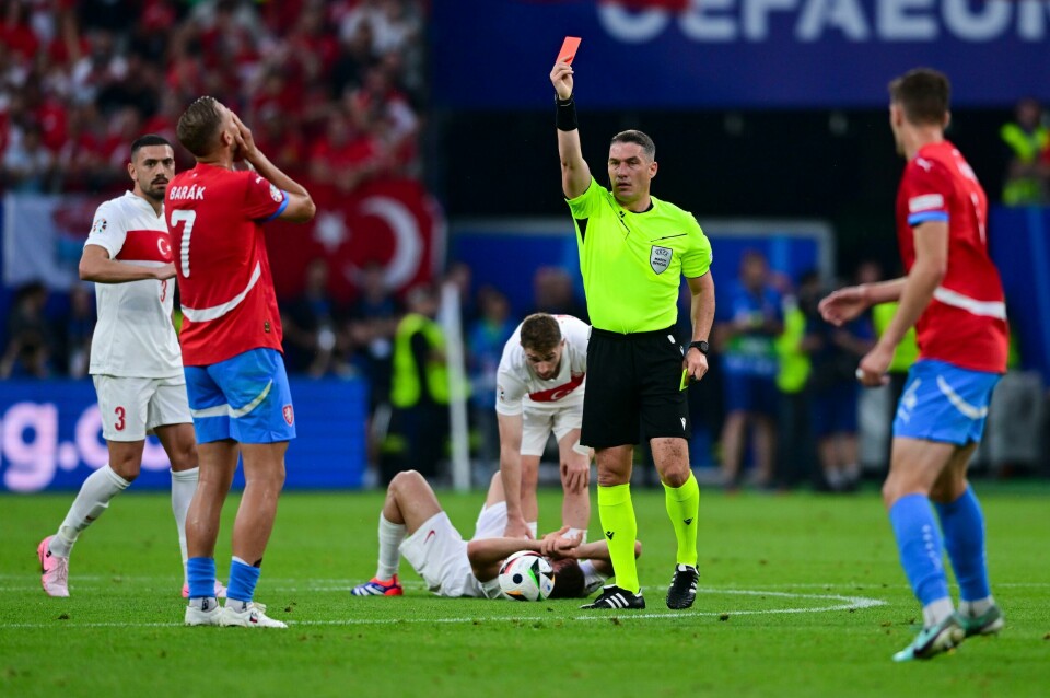 Antonin Barak ble utvist tidlig da Tsjekkia røk ut av fotball-EM med 1-2-tap for Tyrkia. Antonin Barak ble utvist tidlig da Tsjekkia røk ut av fotball-EM med 1-2-tap for Tyrkia. Foto: Sina Schuldt / DPA via AP / NTB