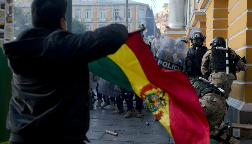 Onsdag kveld dundret militærkjøretøy inn i porten til regjeringspalasset i Bolivia, og general Juan Jose Zuniga erklærte at hadde kommet for å «omstrukturere demokratiet». Han ble pågrepet noen timer senere. Onsdag kveld dundret militærkjøretøy inn i porten til regjeringspalasset i Bolivia, og general Juan Jose Zuniga erklærte at hadde kommet for å «omstrukturere demokratiet». Han ble pågrepet noen timer senere. Foto: Juan Karita / AP / NTB