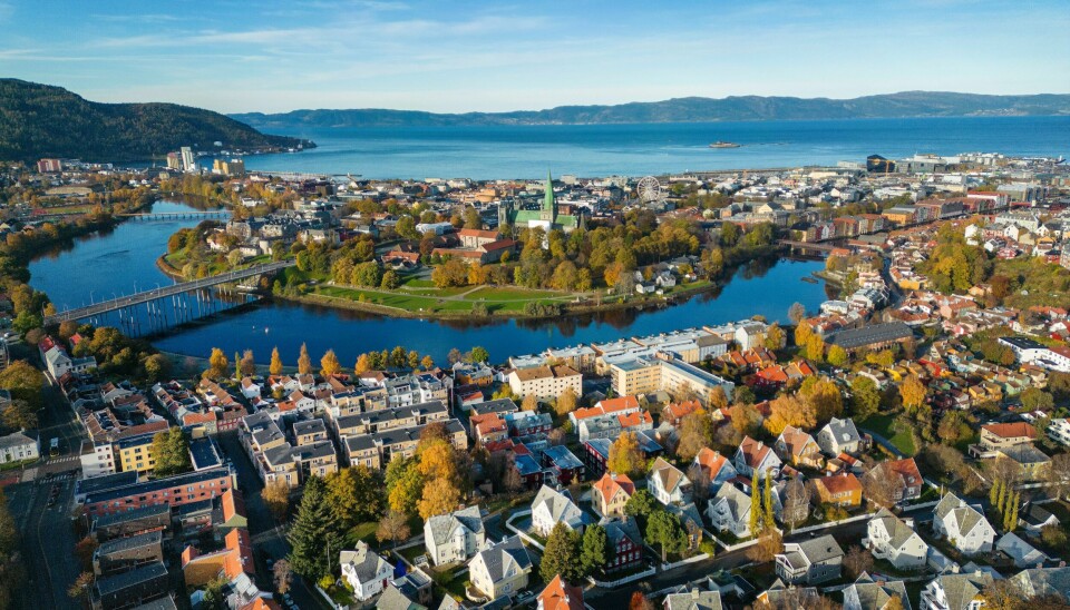 Trondheim er valgt ut sammen med Oslo og Stavanger til å delta i et EU-prosjekt om klimanøytrale byer. Sammen med flere europeiske byer skal de bli klimanøytrale innen 2030. På lengre sikt drives boligprisene av husholdningenes realdisponible inntekt, boligkapital, gjeld og realrente. På kort sikt kan forventninger til framtidige boligpriser og mulige politikkendringer påvirke boligprisene i stor grad. Foto: Gorm Kallestad / NTB