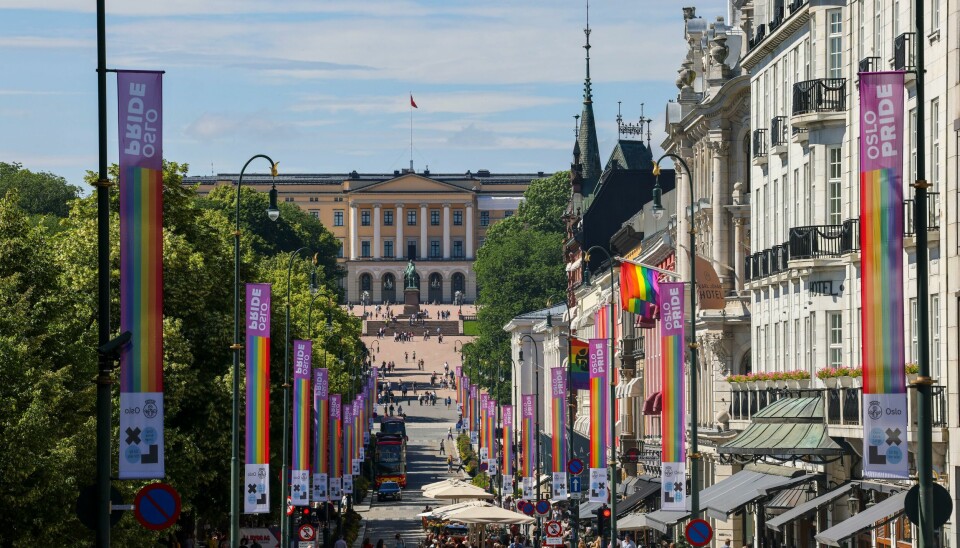 Prideflagg pryder Karl Johans gate i Oslo, og politiet skal være bevæpnet under Pride-feiringen denne uken. Prideflagg pryder Karl Johans gate i Oslo, og politiet skal være bevæpnet under Pride-feiringen denne uken. Foto: Geir Olsen / NTB