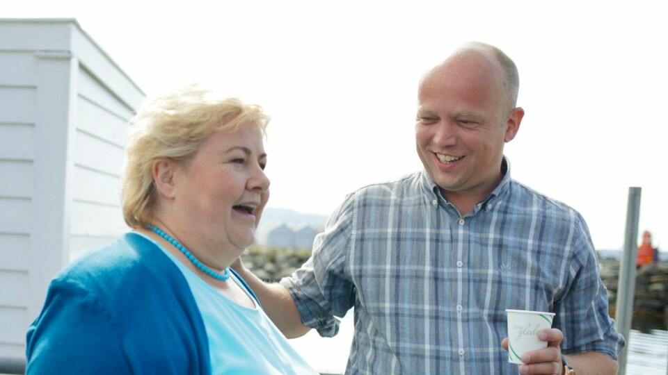 Erna Solberg (H) og Trygve Slagsvold Vedum (Sp) under et møte under valgkampen i 2021. Statsministerduell: Senterpartiets statsministerkandidat Trygve Slagsvold Vedum støtte på statsminister Erna Solberg (H) på ferjekaia, og det oppsto en debatt om industri og EØS. Foto: Javad Parsa / NTB