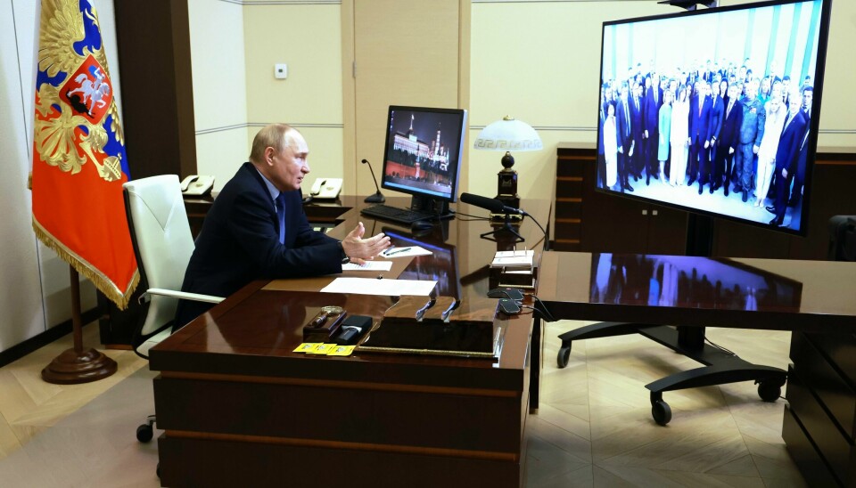 Russlands president Vladimir Putin under fredagens møte med det russiske sikkerhetsrådet. Der hevdet Putin at USA har utplassert mellomdistanseraketter i Danmark. Det avviser danske myndigheter. Russlands president Vladimir Putin på kontoret sitt i Kreml fredag, i et videomøte med avgangselever fra det nasjonale økonomi- og administrasjonsakademiet. Foto: Kreml / AP / NTB