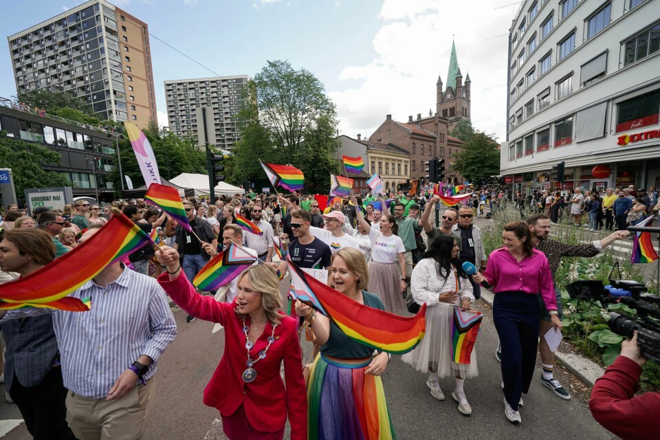 Oslos ordfører Anne Lindboe, byråd Julianne Ferskaug for sosiale tjenester i Oslo kommune og kultur- og likestillingsminister Lubna Jaffery (Ap) er blant de mange som deltar i lørdagens store prideparade gjennom Oslos gater. Paraden, som feirer skeivt mangfold og markerer uoppnådde rettigheter og forsvarer eksisterende rettigheter, går fra Grønland til Pride Park i Sofienbergparken. Foto: Frederik Ringnes / NTB Oslos ordfører Anne Lindboe, byråd Julianne Ferskaug for sosiale tjenester i Oslo kommune og kultur- og likestillingsminister Lubna Jaffery (Ap) er blant de mange som deltar i lørdagens store prideparade gjennom Oslos gater. Paraden, som feirer skeivt mangfold og markerer uoppnådde rettigheter og forsvarer eksisterende rettigheter, går fra Grønland til Pride Park i Sofienbergparken. Foto: Frederik Ringnes / NTB