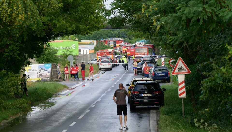 Minst sju personer mistet livet da en buss og et tog kolliderte nær byen Nove Zamky i Slovakia torsdag. Toget var på vei fra Praha til Budapest. Minst seks personer mistet livet da en buss og et tog kolliderte nær byen Nove Zamky i Slovakia torsdag. Toget var på vei fra Praha til Budapest. Foto: Henrisch Misovic / TASR via AP / NTB
