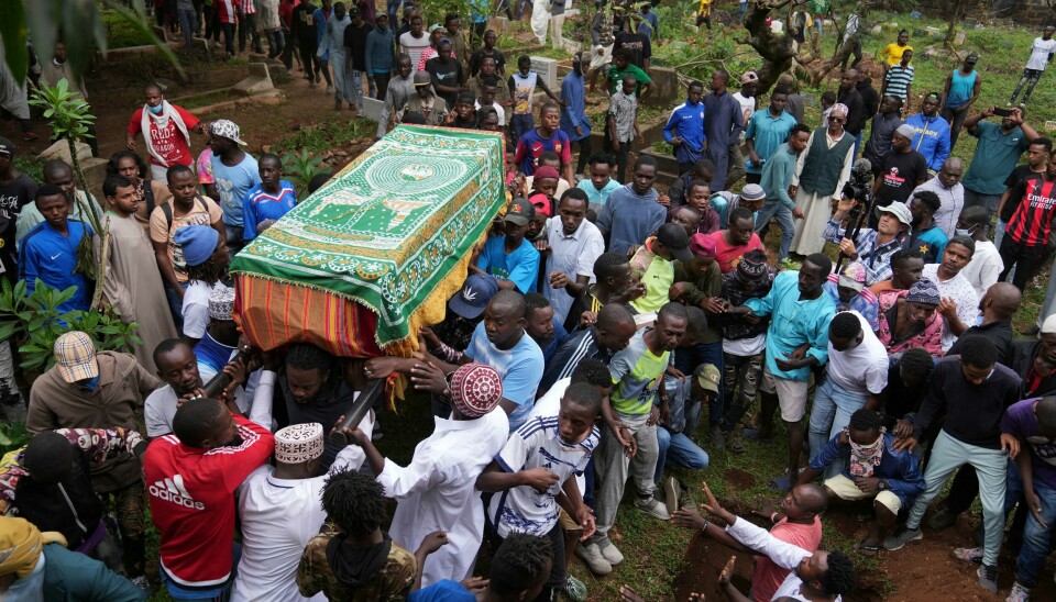Ibrahim Kamau ble gravlagt i Nairobi fredag. Den 19 år gamle taxisjåføren blir hyllet som en helt etter at han ble skutt og drept av politiet utenfor nasjonalforsamlingen tirsdag. Ibrahim Kamau ble gravlagt i Nairobi fredag. Den 19 år gamle taxisjåføren blir hyllet som en helt etter at han ble skutt og drept av politiet utenfor nasjonalforsamlingen tirsdag. Foto: Brian Inganga / AP / NTB
