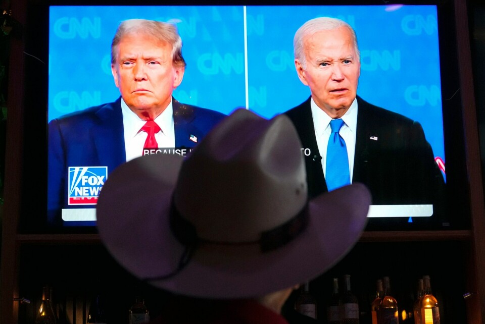 En TV-skjerm på et arrangement i Scottsdale i Arizona viser de to presidentkandidatene Donald Trump og Joe Biden. En TV-skjerm på et arrangement i Scottsdale i Arizona viser de to presidentkandidatene Donald Trump og Joe Biden. Foto: Ross D. Franklin / AP / NTB