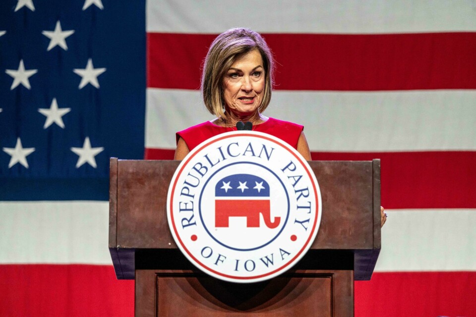 Guvernør Kim Reynolds i juli 2023 Guvernør Kim Reynolds, taler til forsamlingen på et valgkamparrangement i Iowa.
