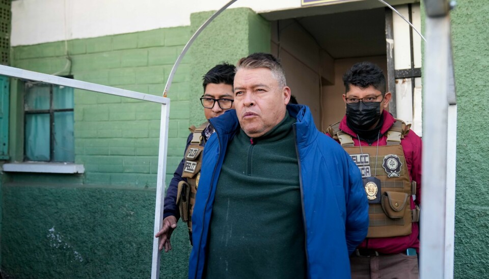 Bolivias tidligere forsvarssjef, general Juan José Zúñiga, eskorteres ut av en politistasjon lørdag for å bli overført til et høysikkerhetsfengsel. Der skal han sitte fram til rettssaken mot ham starter. Han og 20 andre er tiltalt for terrorhandlinger og for væpnet opprør etter det mislykkede kuppforsøket tidligere denne uken. Bolivias tidligere forsvarssjef, general Juan José Zúñiga, eskorteres ut av en politistasjon lørdag for å bli overført til et høysikkerhetsfengsel. Der skal han sitte fram til rettssaken mot ham starter. Han og 20 andre er tiltalt for terrorhandlinger og for væpnet opprør etter det mislykkede kuppforsøket tidligere denne uken. Foto: Juan Karita / AP / NTB