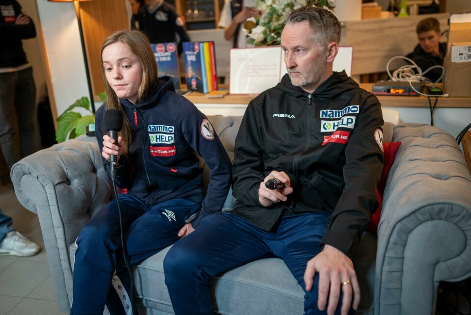Det er fortsatt ikke sikkert at Eirin Maria Kvandal blir å se i Raw Air-avslutningen i Vikersund. Her med trener Christian Meyer under ski-VM i fjor. Skihopper Eirin Maria Kvandal og trener Christian Meyer under VM i Planica. Foto: Heiko Junge / NTB