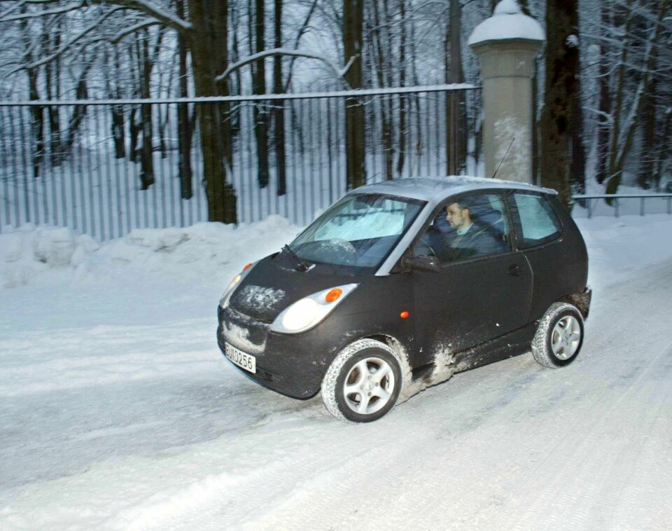 Mens PST tviholder på sine bensin- og dieselbiler for regjeringen, har andre «høyt på strå» for lengst tilpasset seg det grønne skiftet. Her er Kronprins Haakon på vei fra Skaugum til Slottet i en elbil, helt tilbake i 2004. Mens PST tviholder på sine bensin- og dieselbiler for regjeringen, har andre «høyt på strå» for lengst tilpasset seg det grønne skiftet. Her er Kronprins Haakon på vei fra Skaugum til Slottet i en elbil, helt tilbake i 2004.