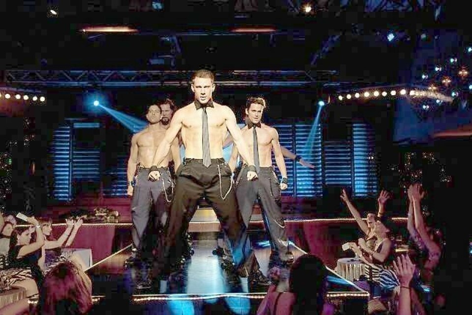 Skuespiller Channing Tatum kaster klærne i strippefilmen «Magic Mike». Foto: FILMWEB