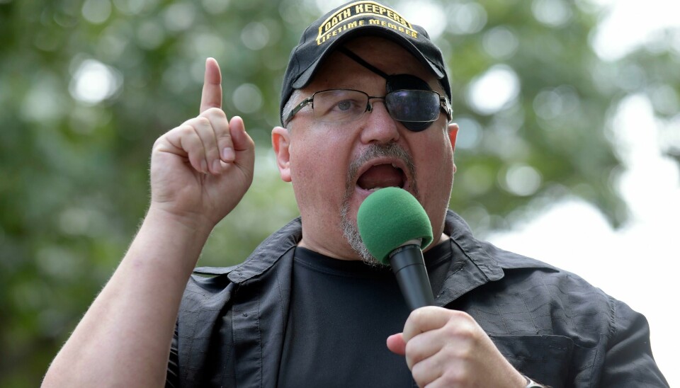 Stewart Rhodes, som grunnla Oath Keepers, snakker under et folkemøte utenfor Det hvite hus i juni 2017. Stewart Rhodes, som grunnla Oath Keepers, snakker under et folkemøte utenfor Det hvite hus i juni 2017. Arkivfoto: Susan Walsh / AP